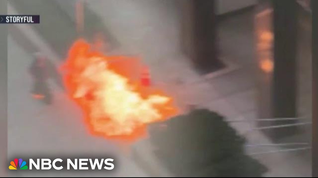 Suspect accused of setting fire outside NYC federal building