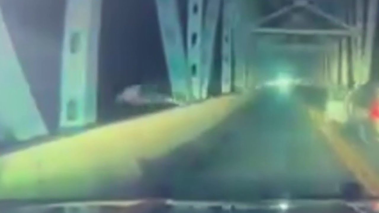 Suspect in Missouri jumps off bridge while fleeing deputies