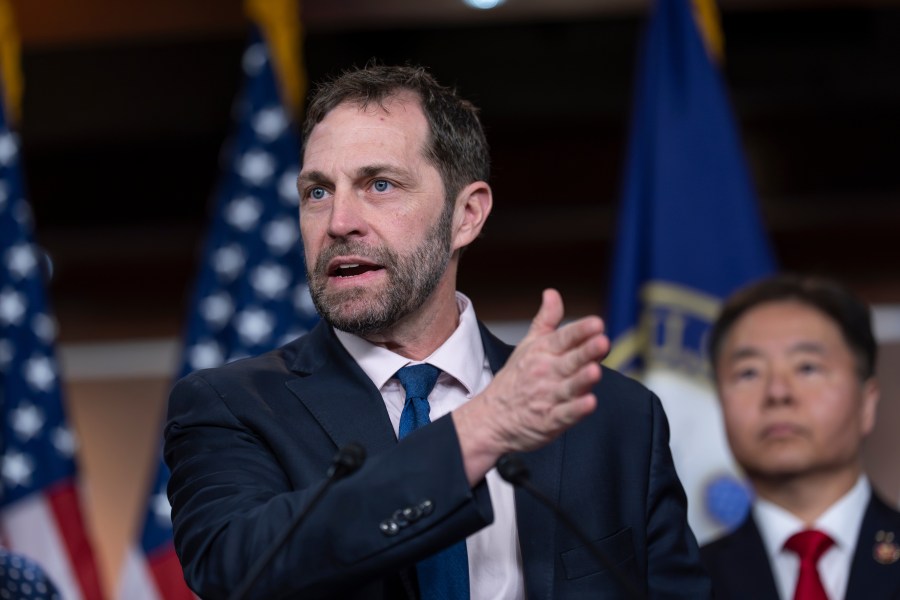 Democrats Challenge Trump Over Huge Crypto Profits