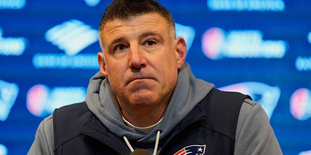 Mike Vrabel arrives to Patriots press conference with puppy in hand as he dodges Dianna Russini question