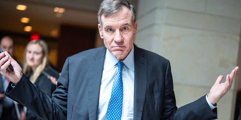 Democratic senator defends party's embrace of far-left candidates in clash with CNBC host