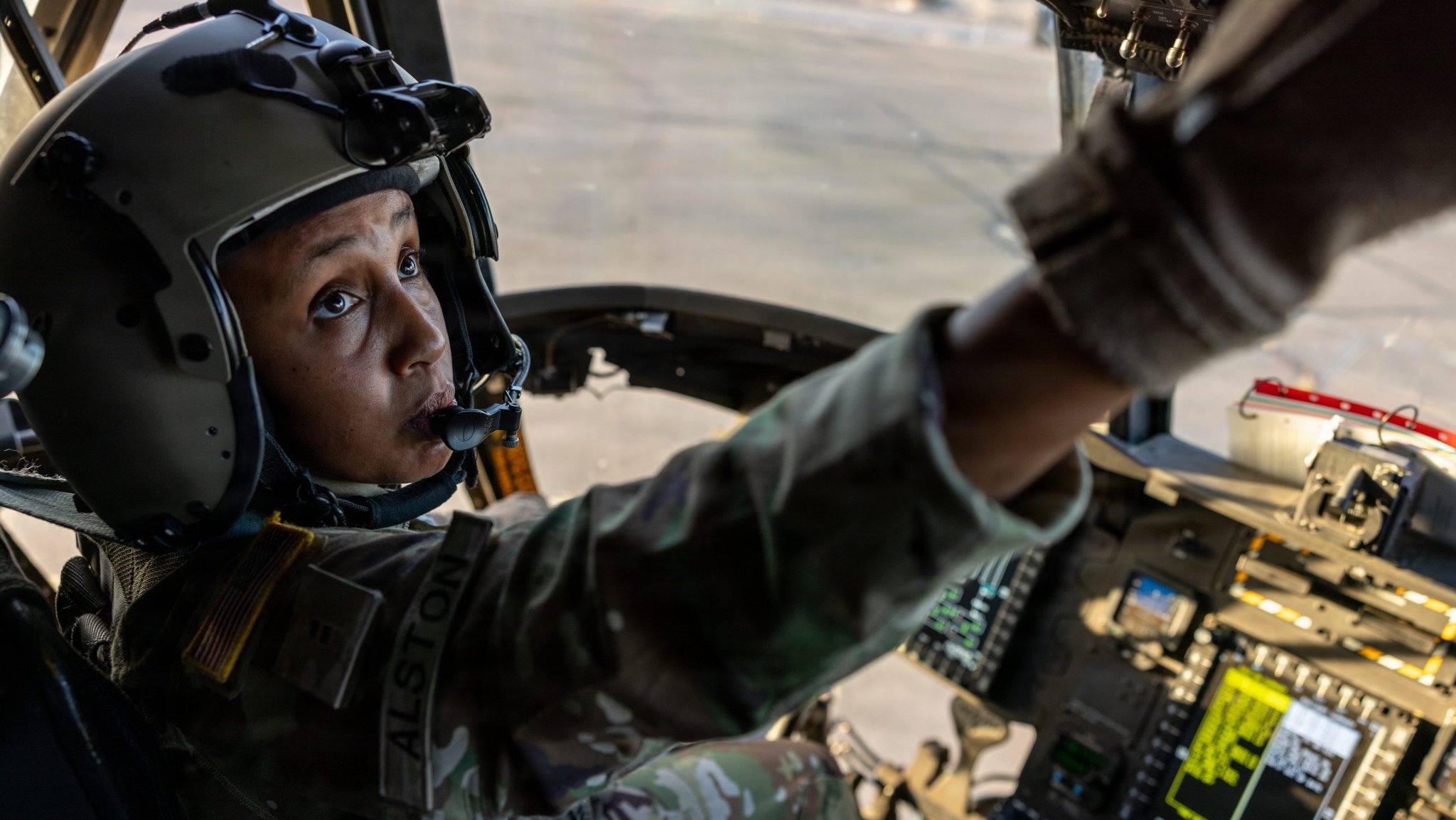 Army offers up to $200,000 in bonuses to keep senior pilots