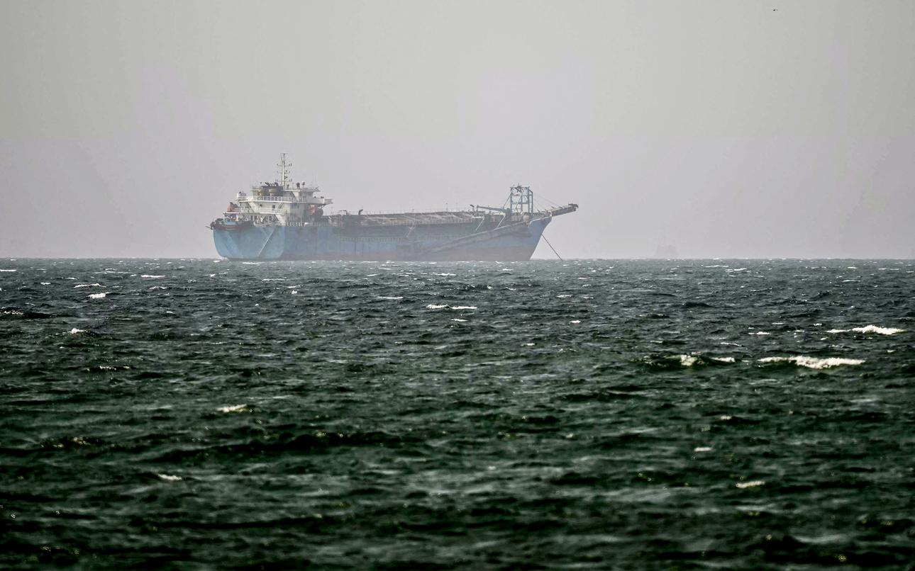 Iran seeks to bar US ships in Hormuz as deal with Oman advances
