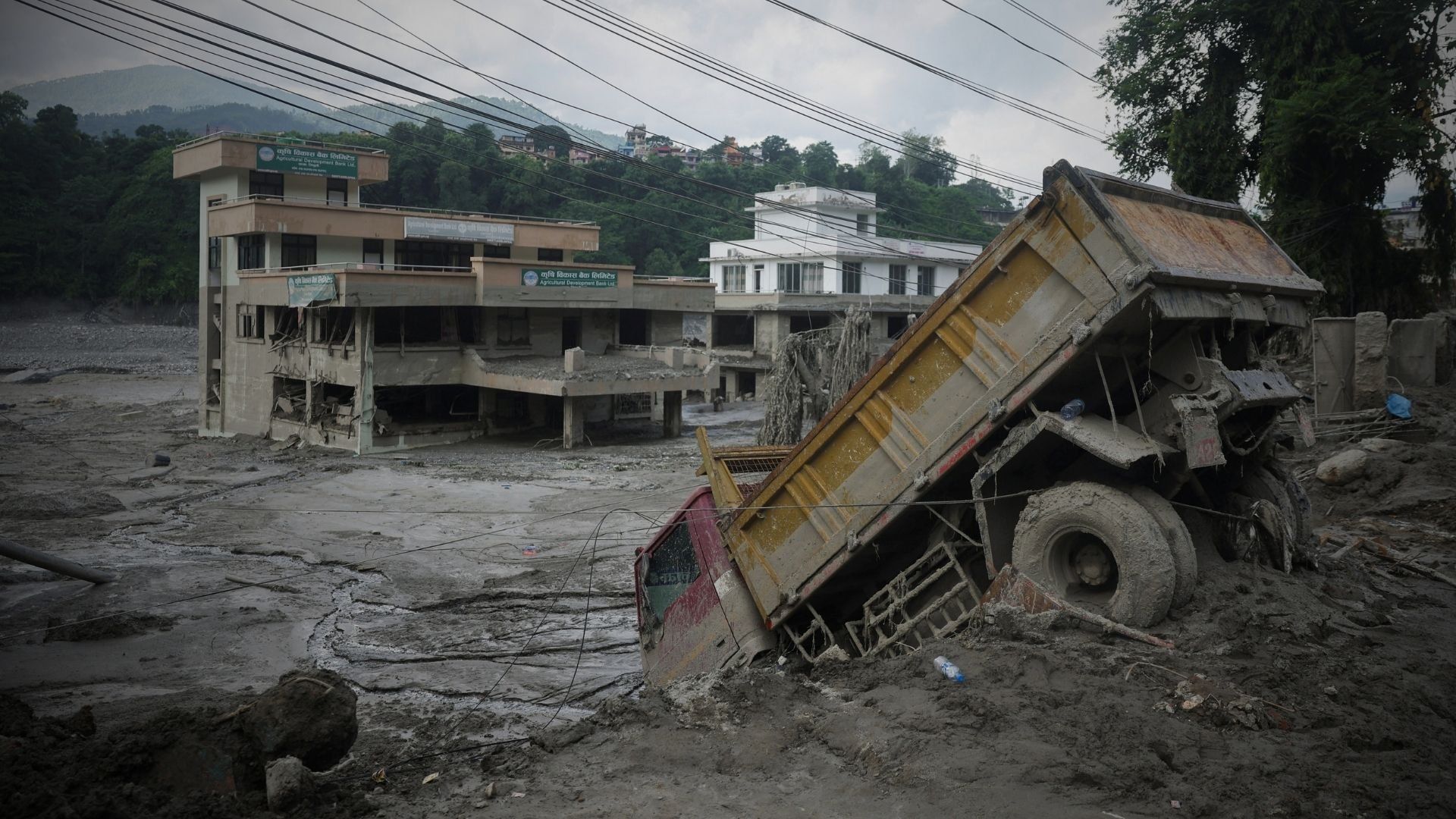 What lessons can be learned from the Nepal-Tibet flood disaster?
