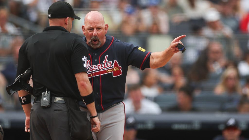 Braves manager Weiss tossed for arguing balk call