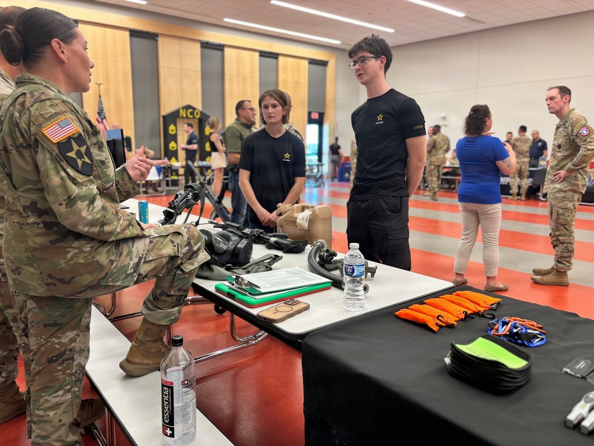 Partners in life, partners in service: Newlyweds 'Go Army' together