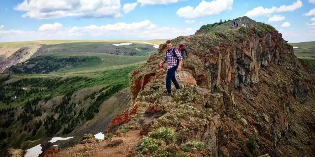 This hike travels across a narrow land bridge in remote Colorado – Denver Gazette