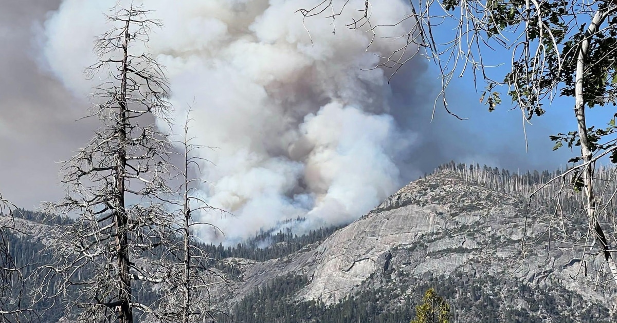 2 battling fire at Yosemite killed in helicopter crash