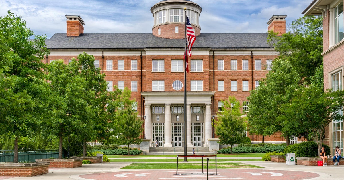 University of Georgia student falls from 8th-floor window near campus – CBS News