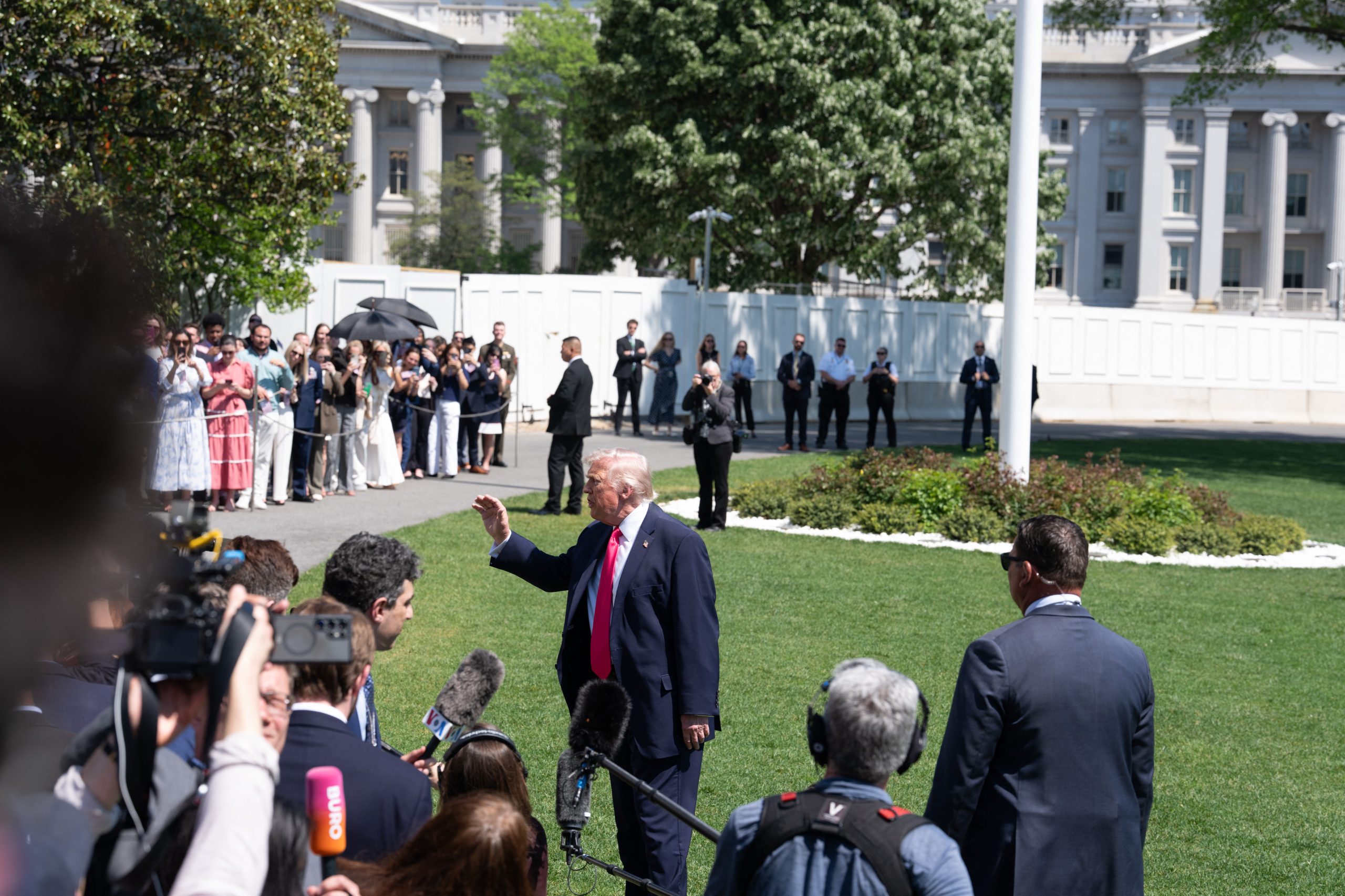 CNN, MSNOW, and Politico announce a lawsuit against Trump for banning them from the White House, and the president responds that his campaign is against "fake news" because it is "a threat to national security" – voz.us