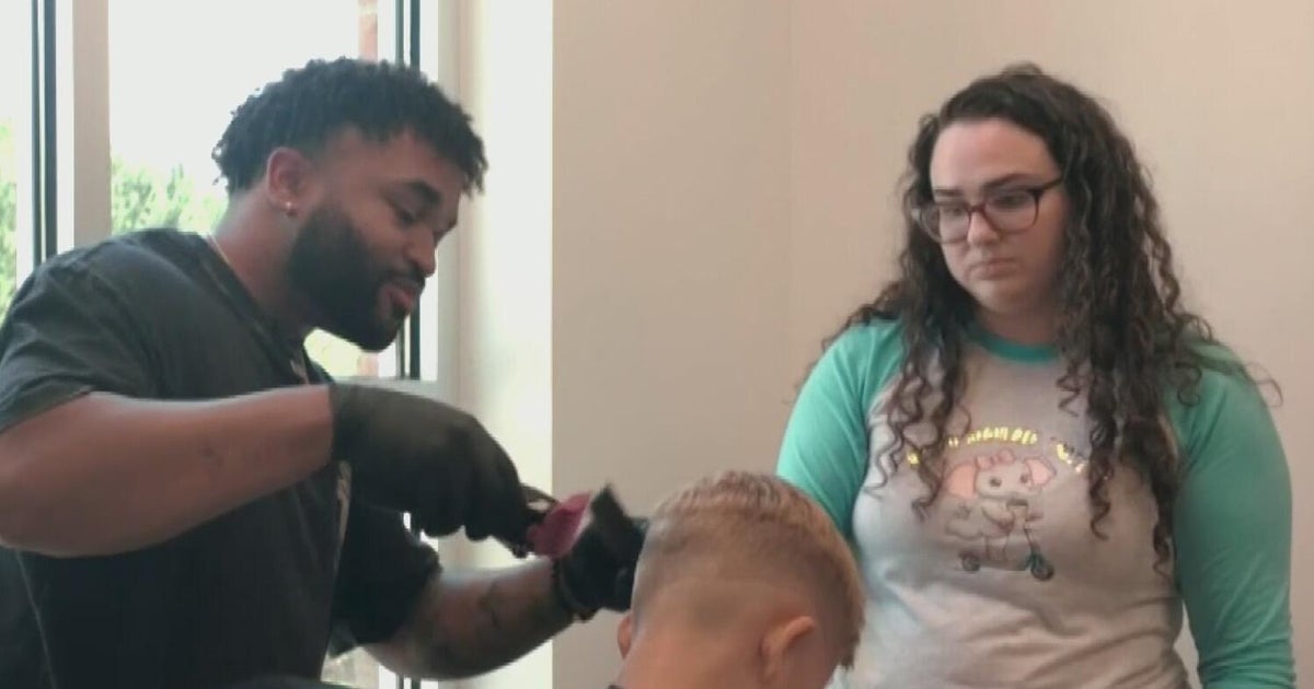 Georgia speech therapist provides free sensory haircuts – CBS News