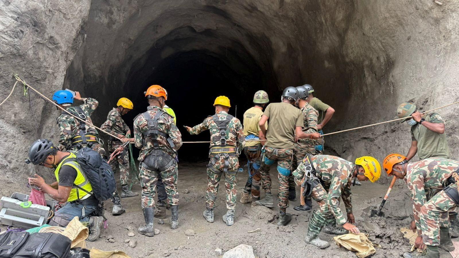 Nepal death toll crosses 1,000 as rescuers race to find workers trapped in mud-filled tunnels