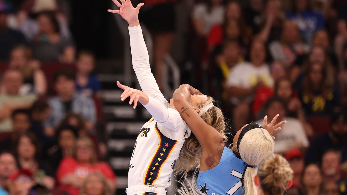 Chicago's DiJonai Carrington ejected for foul on Sophie Cunningham and posts ‘white privilege' – NBC 5 Chicago