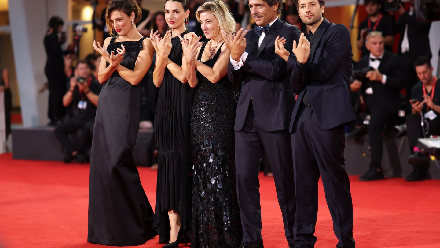 Venice Home Crowd Gives Italian Horror ‘The Spiral’ 9-Minute Standing Ovation