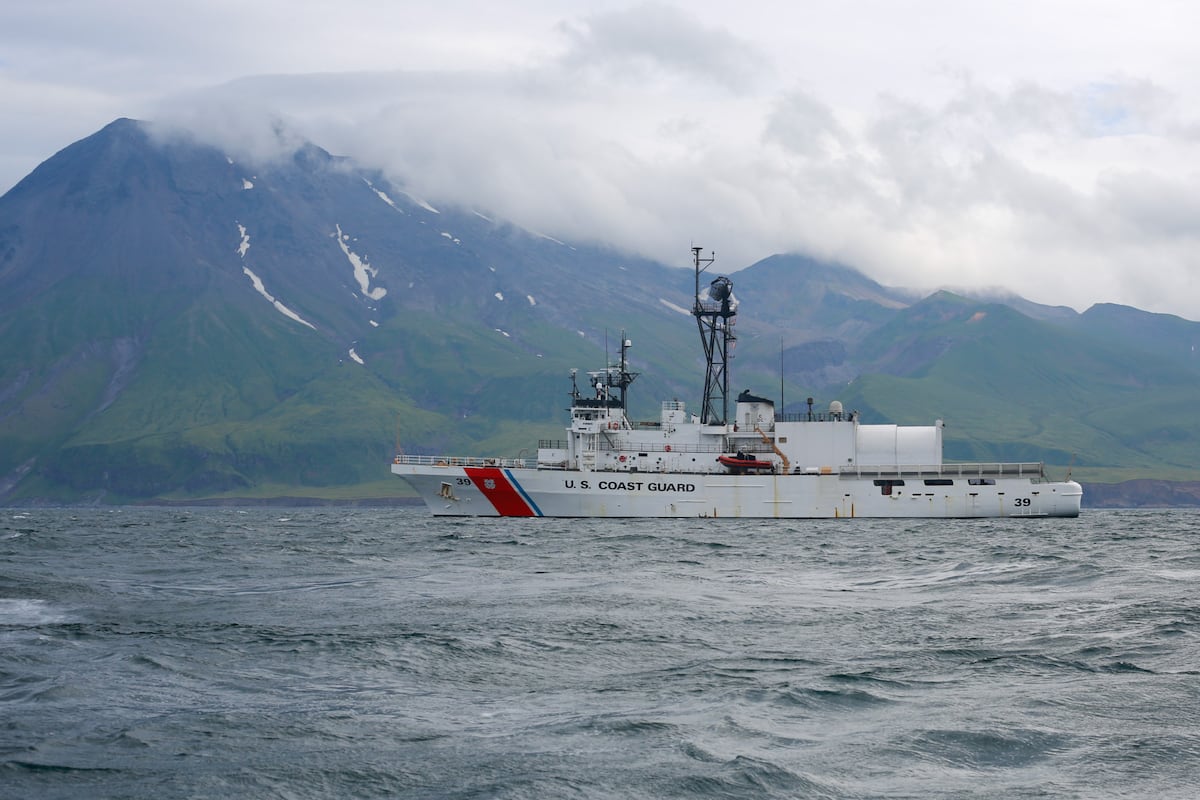 US watching Chinese marine presence off Alaska, Arctic Coast Guard chief says – Defense News