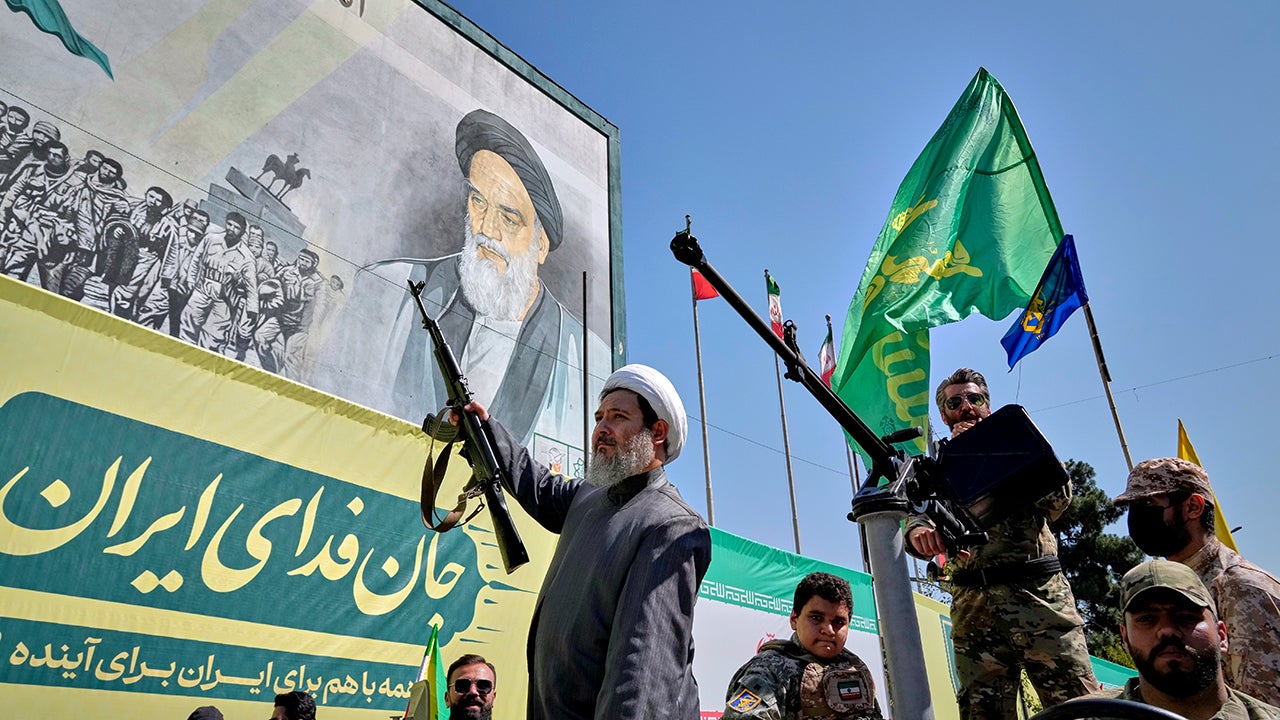 Trump weighs next move in Iran war as Tehran threatens new weapons – Fox News