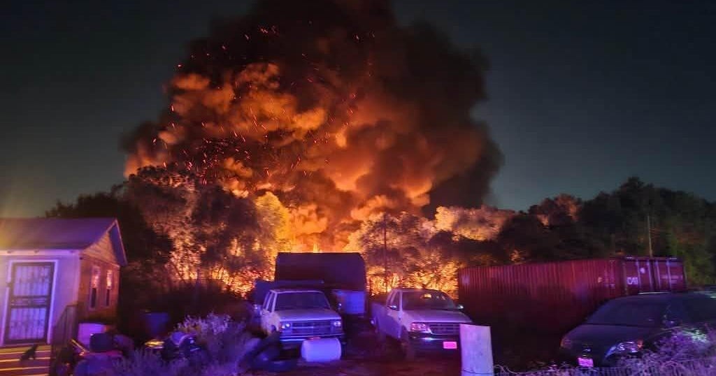 Massive fire in Sand Branch area of Dallas County now contained, sheriff's office says – cbsnews.com