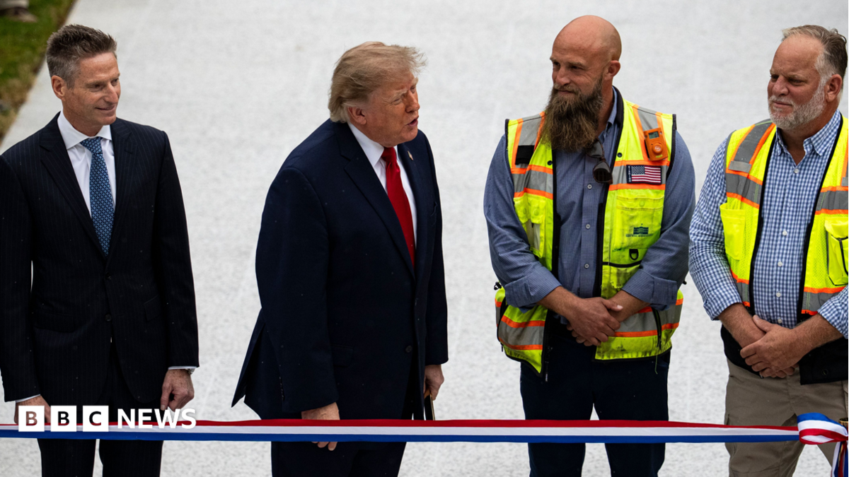 What is the White House press pool and why is it in a row with Trump?