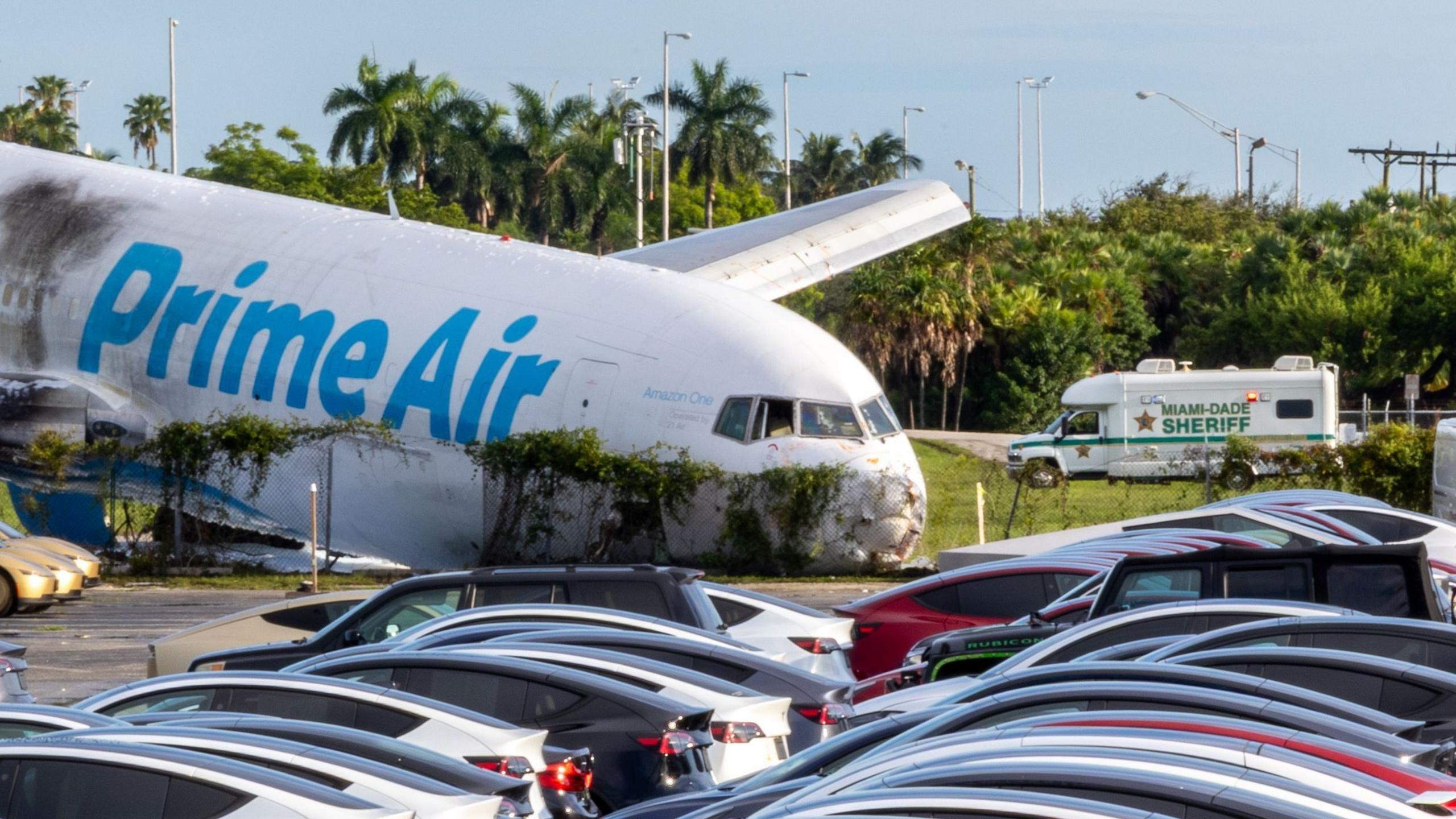 Five killed in Miami plane crash were in two vehicles on ground, investigators say
