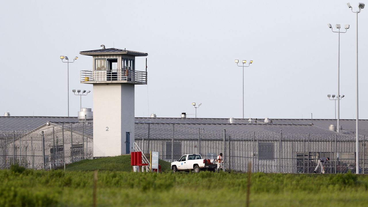 Judge orders Texas to have air conditioning at all prisons by end of 2029 – spectrumlocalnews.com