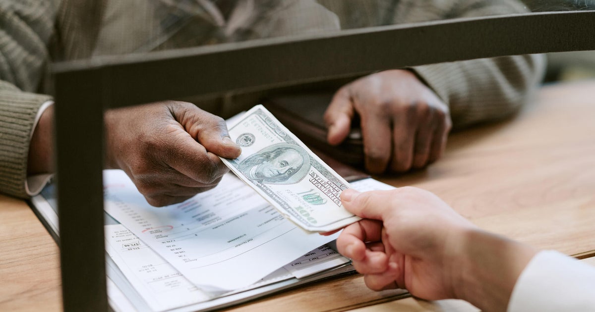 Former metro Atlanta bank teller charged with fraud in alleged cryptocurrency transfer scheme – CBS News