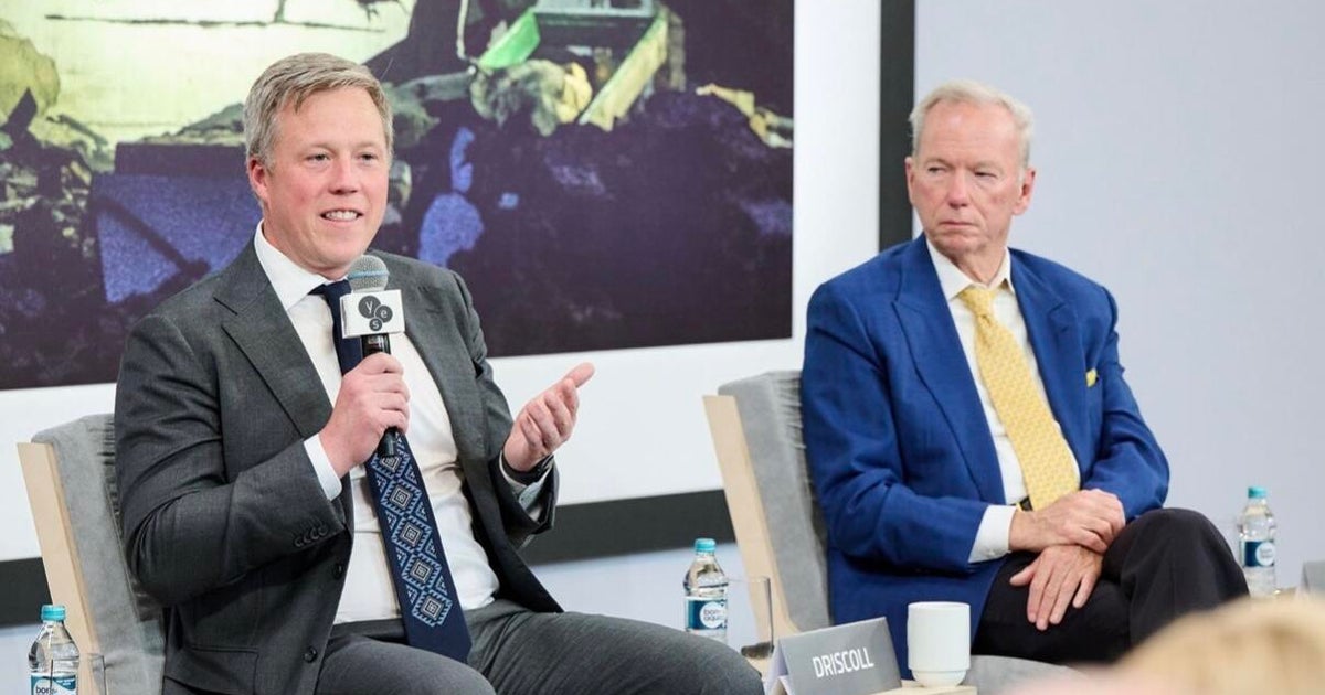 Former Army secretary praises Ukraine in 1st public appearance since resigning