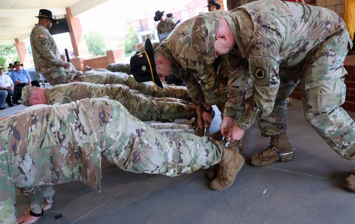Soldiers from 2-398th Cav conduct Army Reserves’ final spur ride before casing unit colors