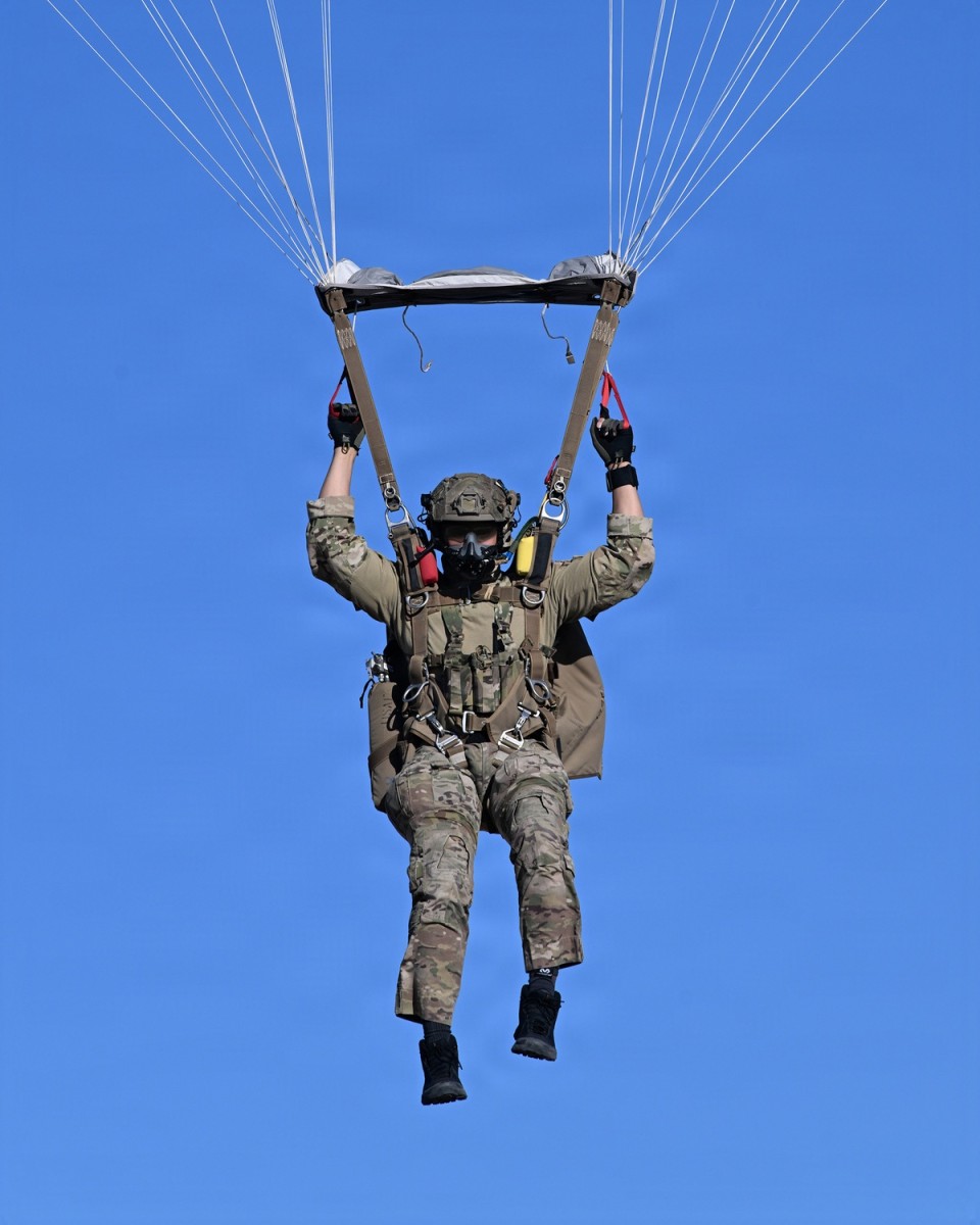 Free fall school trains students in high-altitude infiltration