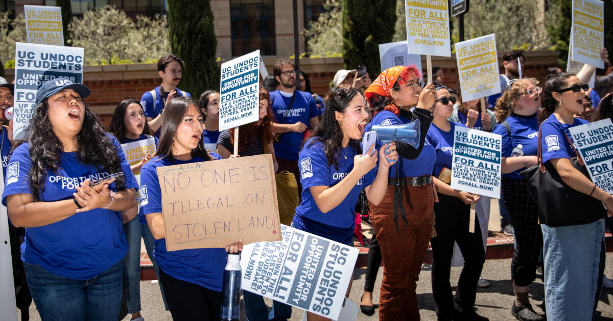 Campus jobs for undocumented students blocked by Newsom veto – latimes.com