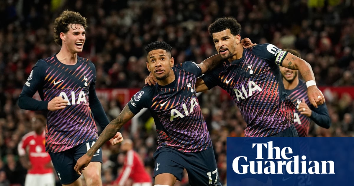 Solanke strikes late as 10-man Spurs salvage point at Manchester United
