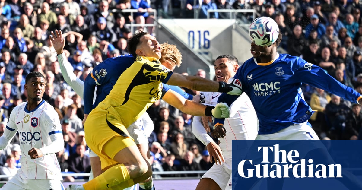 Neto double at Everton leads Chelsea to victory marred by Martínez head injury