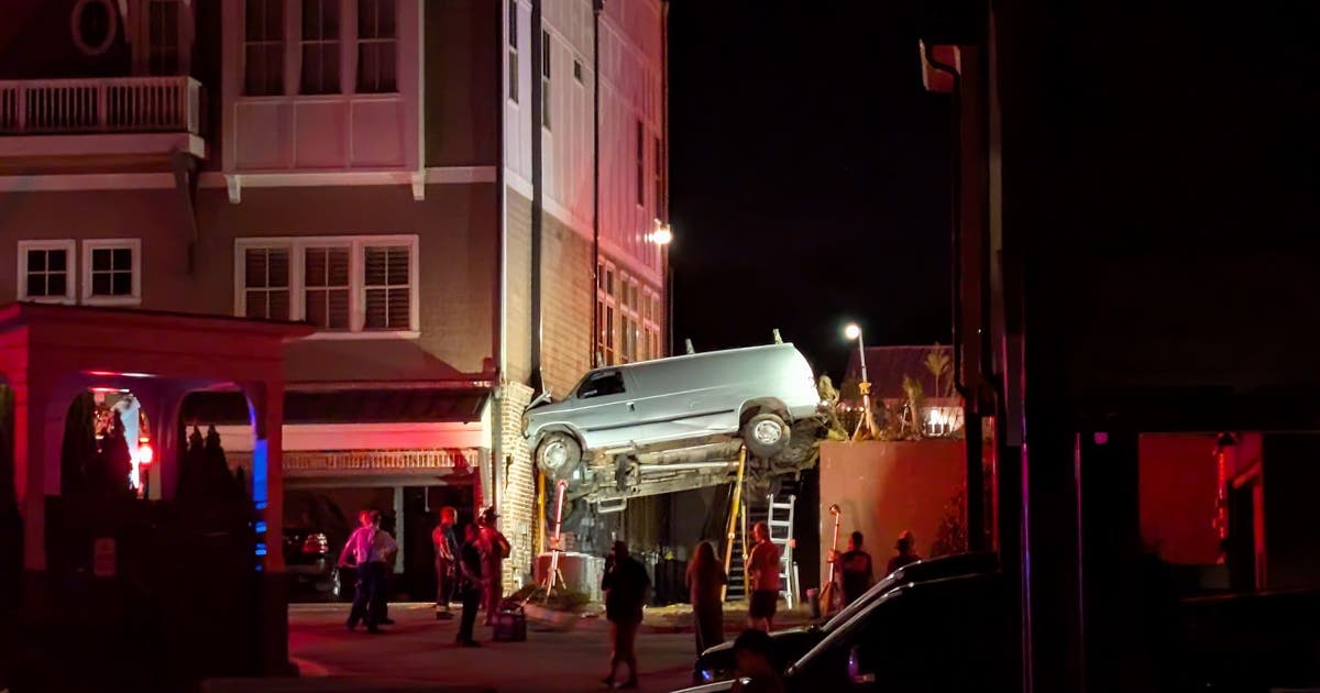 Van left suspended in air after downtown Acworth crash – FOX 5 Atlanta