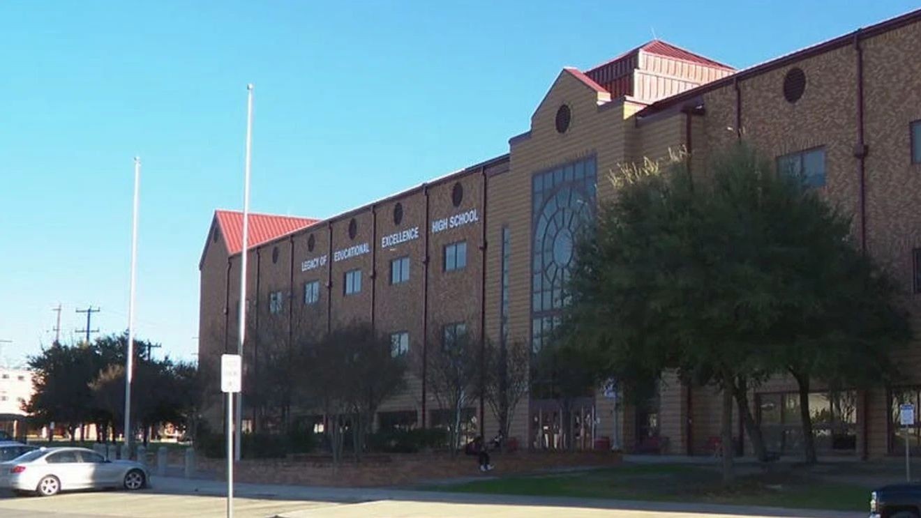 High school cafeteria evacuated after fox falls from the ceiling – WOAI