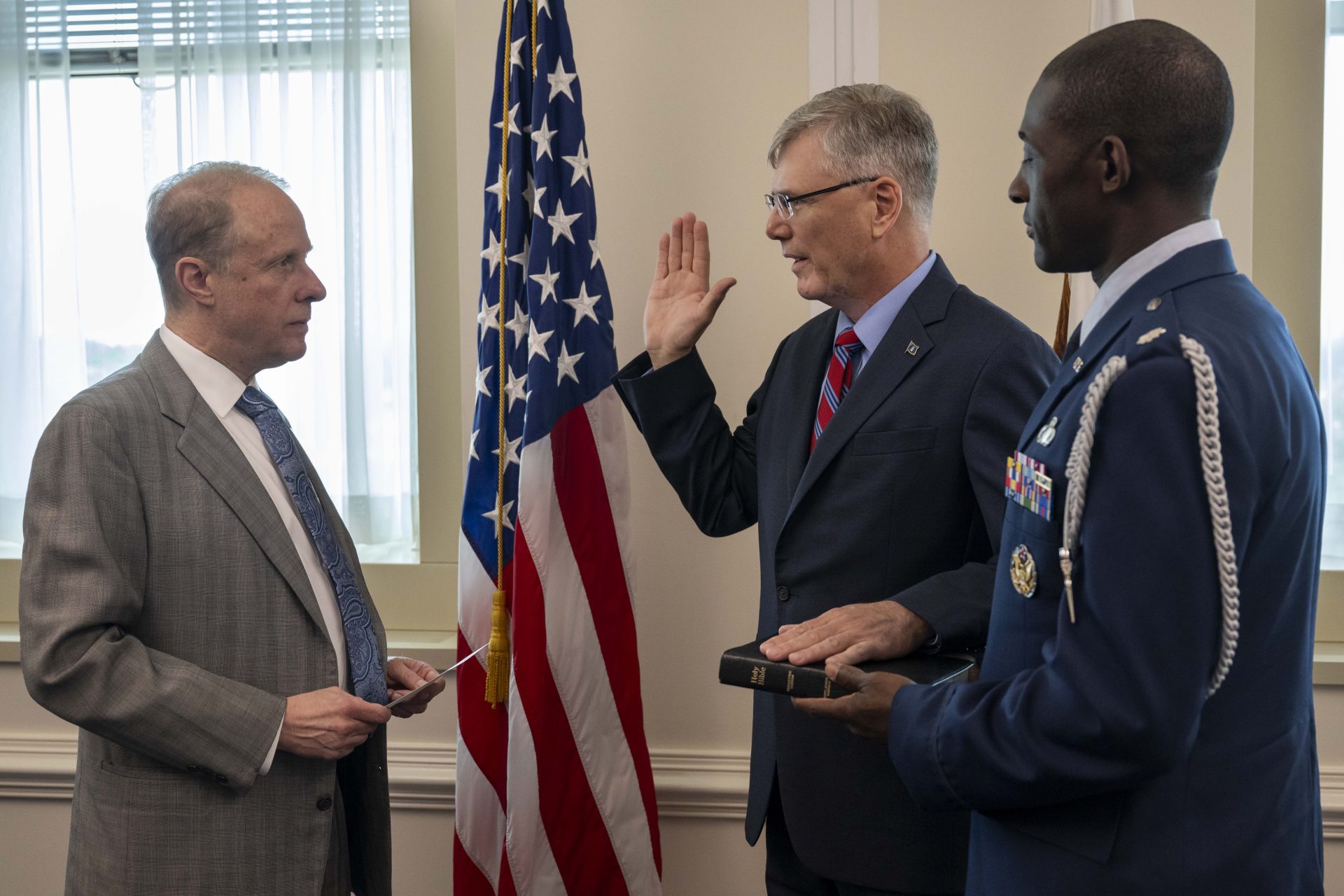 Pentagon launches pilot program that will use AI to manage sensitive information – DefenseScoop