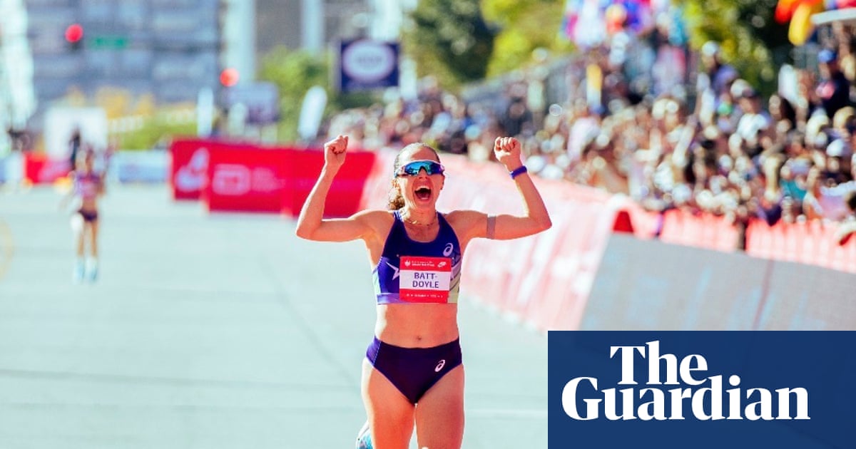 Izzi Batt-Doyle obliterates Australian marathon record in Chicago