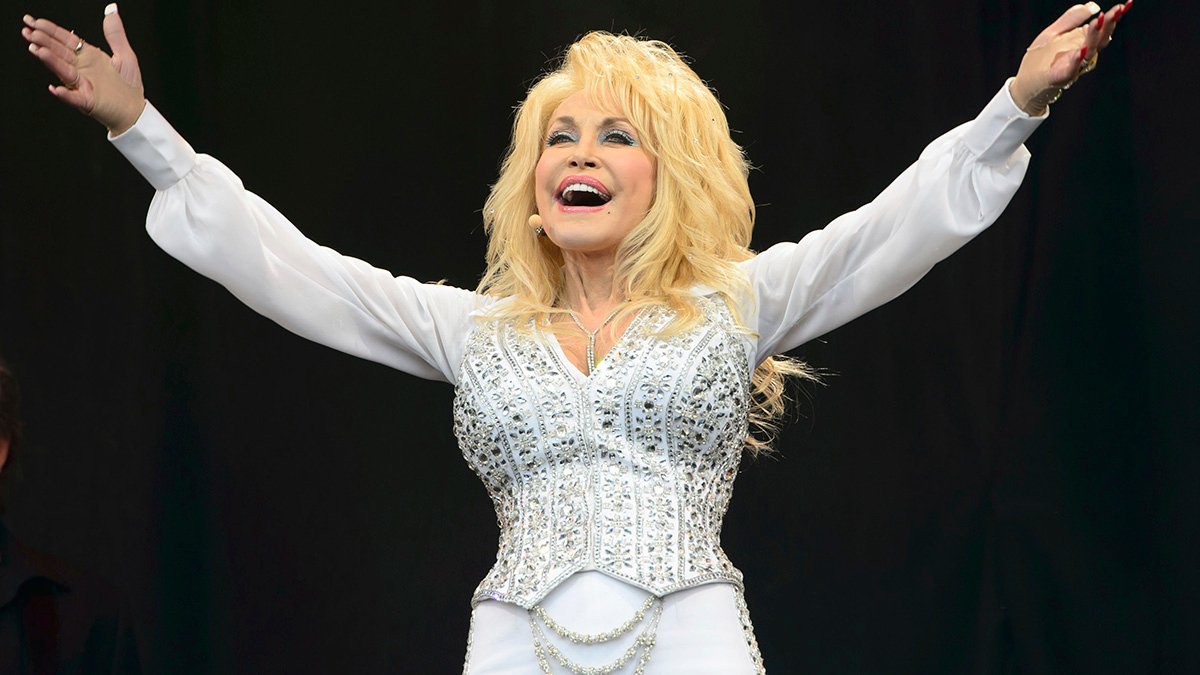 ‘925': Chicago businesses offer deals, donations Friday in honor of Dolly Parton – NBC 5 Chicago