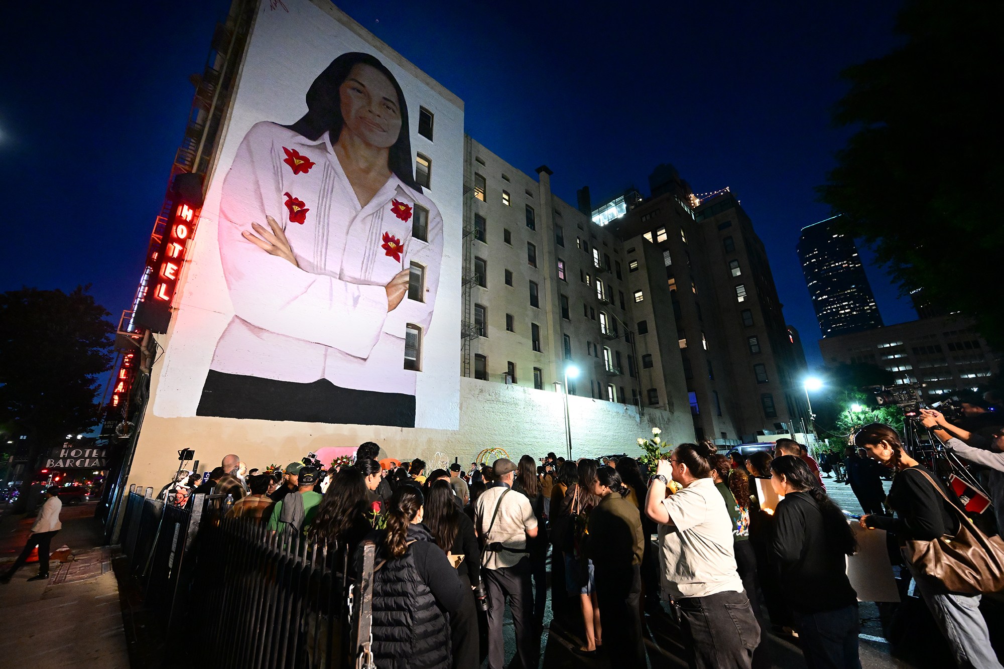 ‘There’s no wall that could contain her’: An LA mural draws crowds for Dolores Huerta vigil – Los Angeles Daily News