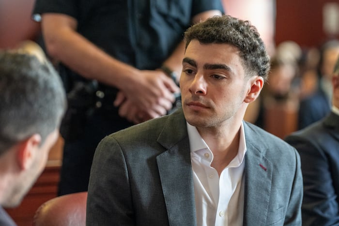 New York prosecutors seek to sustain their case against Luigi Mangione, despite his federal plea – WPLG Local 10