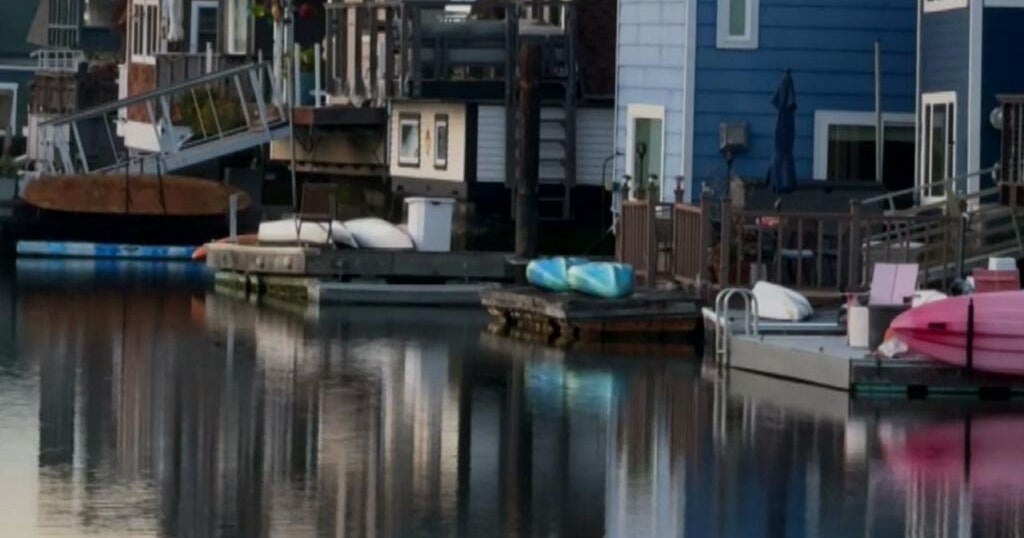 Record high tides putting Sausalito house boat community in precarious position – CBS News