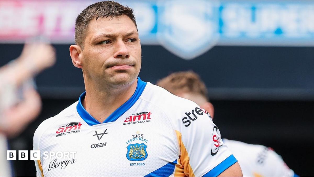 Legendary Leeds Rhinos winger Hall retires