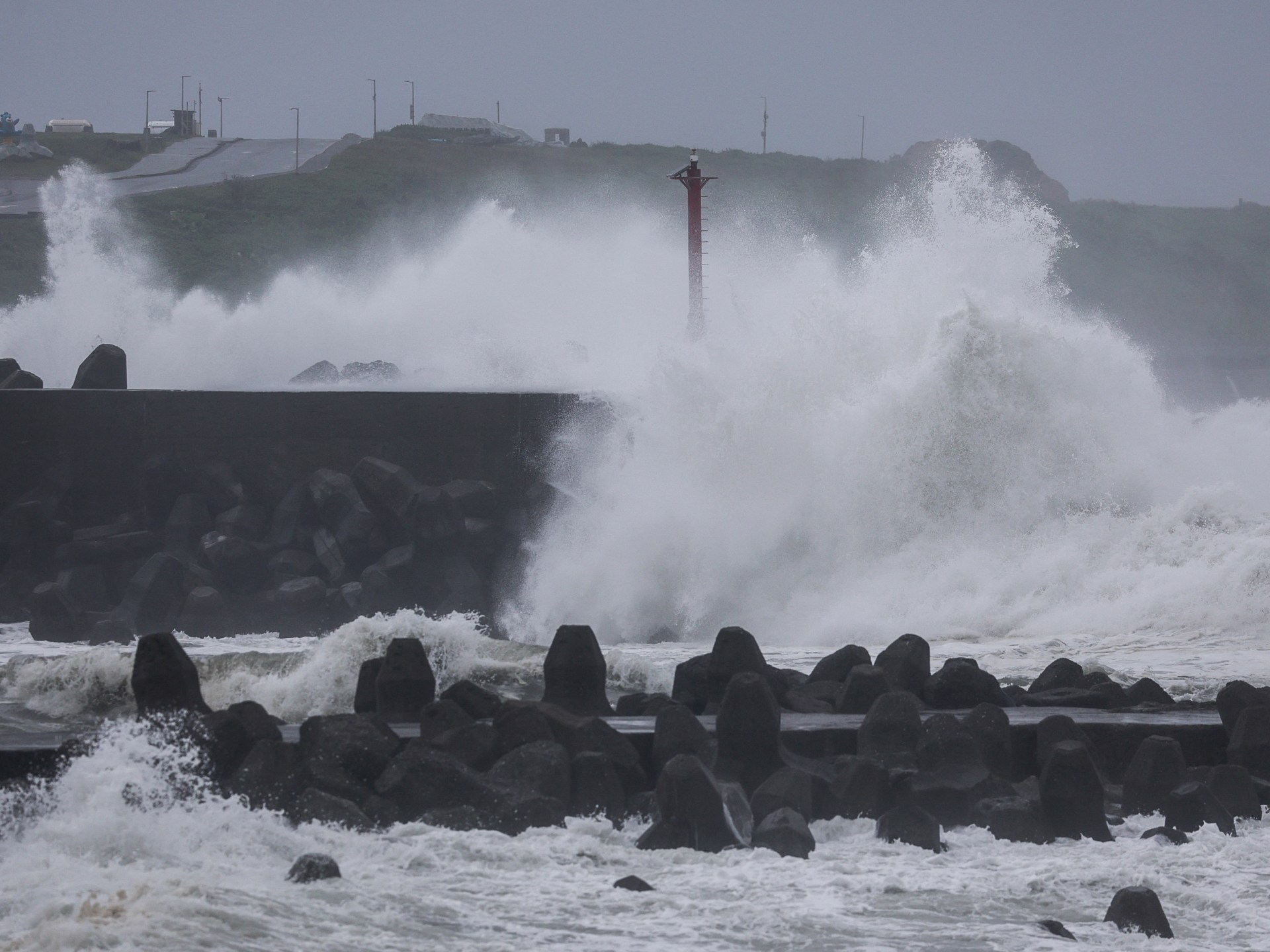 Typhoon Champi hits Taiwan, killing one and injuring 350