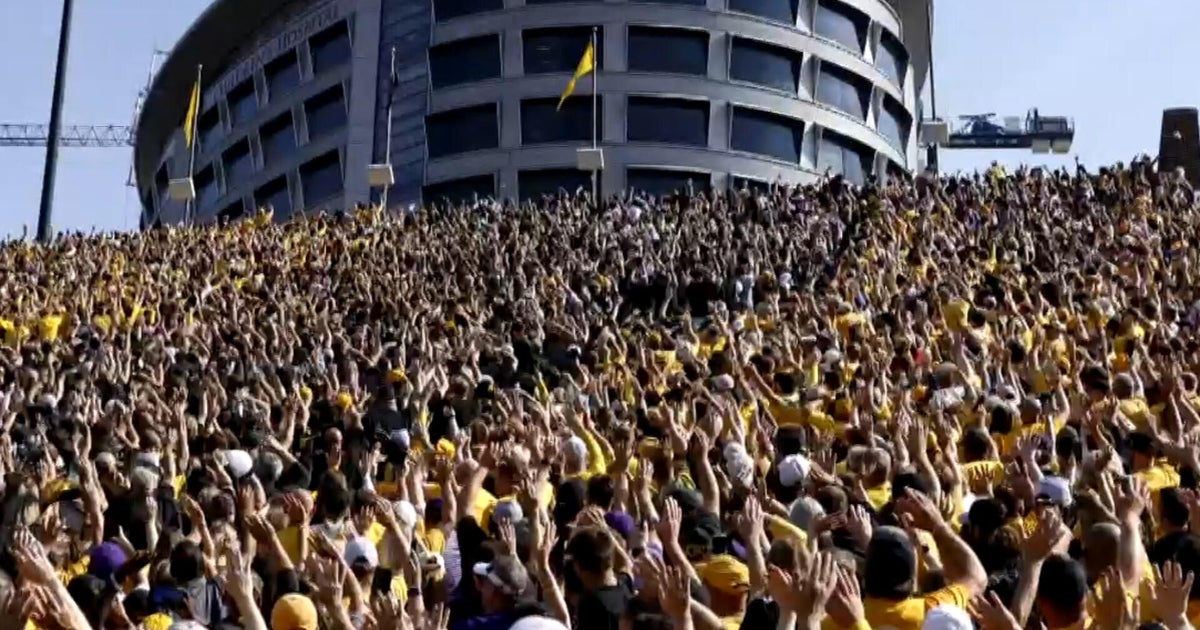 College sports tradition "Hawkeye Wave" reaches new high, as opposing team gets involved
