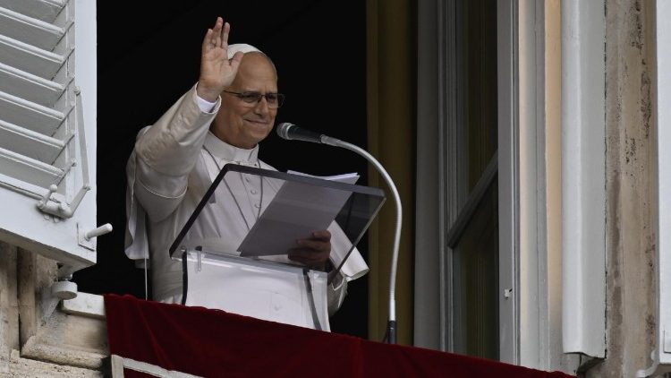 Pope at Angelus: Render unto Caesar means being truthful, free to do good