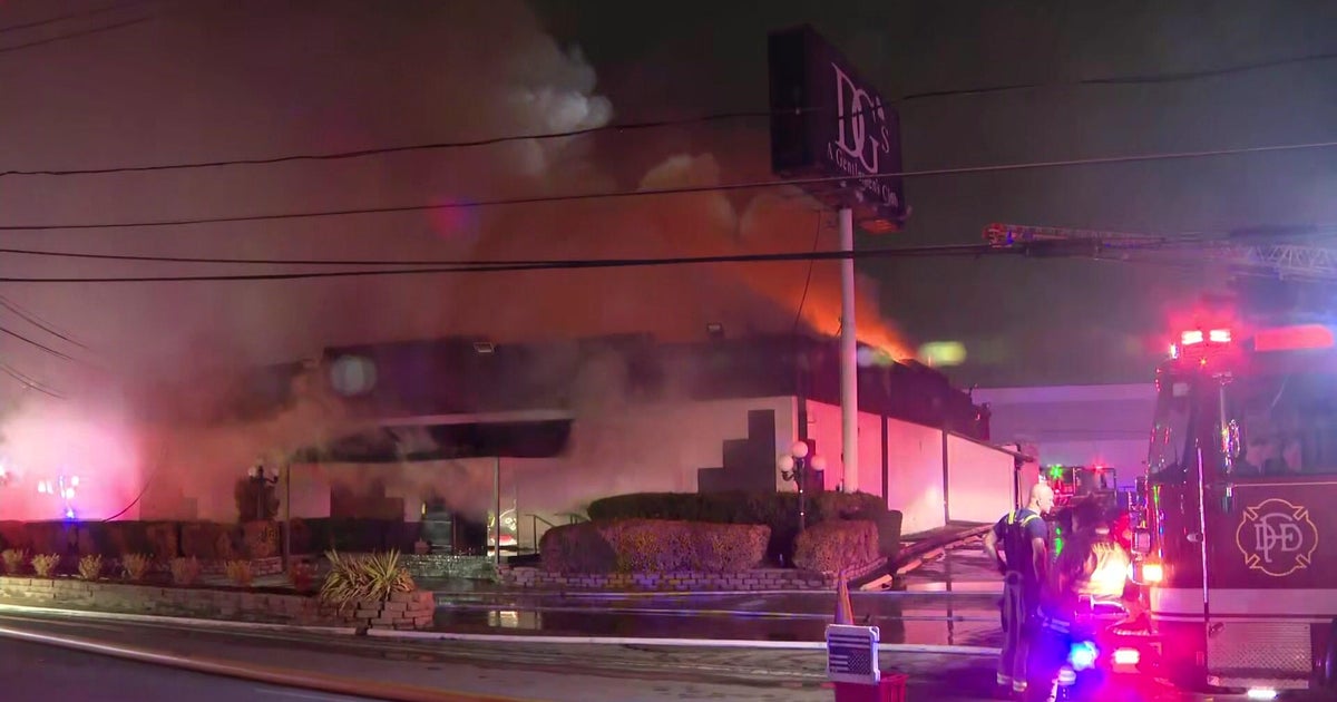 Two-alarm blaze extinguished at Dallas gentleman's club after burning for hours – CBS News