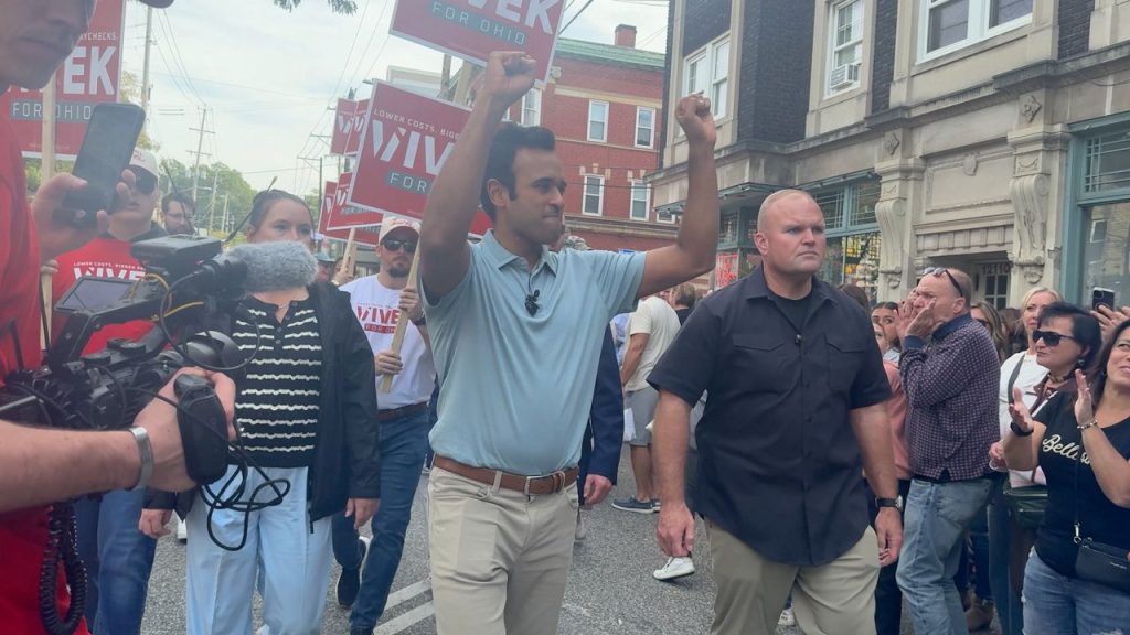 Vivek Ramaswamy walks in Columbus Day Parade in Cleveland's Little Italy – Spectrum News