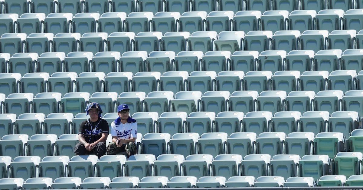 Blazing triple-digit heat bears down on Braves-Dodgers NLDS opener in Los Angeles – WSB-TV