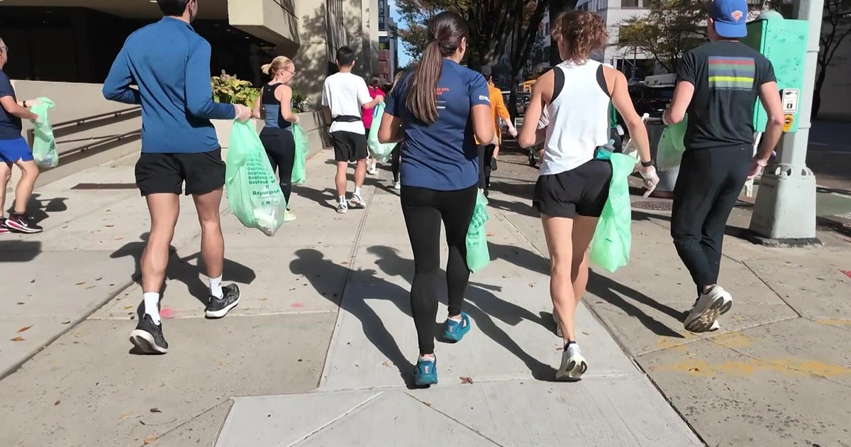 Volunteers pick up trash along TCS NYC Marathon course ahead of Sunday's big event – CBS News