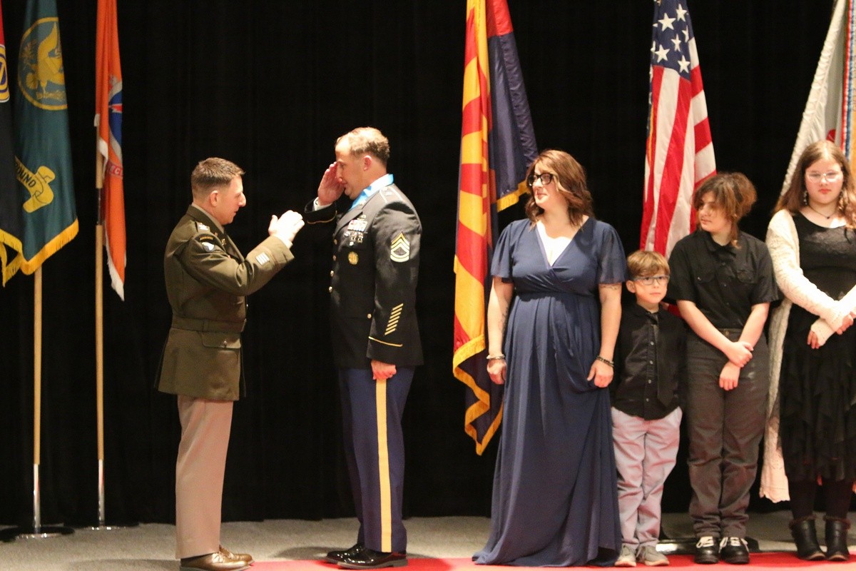 Two Soldiers honored at retirement ceremony – Army.mil
