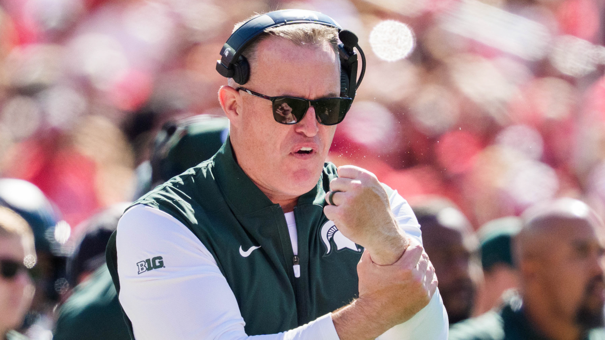 Michigan State coach Pat Fitzgerald apologizes for middle finger gesture in game vs. Illinois