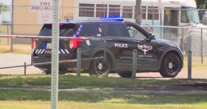 1 arrested, 4 detained after student reportedly photographed with gun at Fort Worth high school, authorities say – CBS News